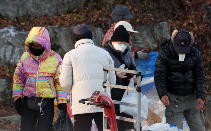 전국 대부분 지역이 영하권의 추운 날씨를 보인 3일 전북 전주시 남부시장 인근 도깨비시장에서 방한용품을 착용한 시민들이 장을 보고 있다. 2025.12.3/뉴스1 ⓒ News1 유경석 기자