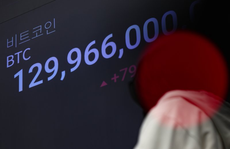 [서울=뉴시스] 황준선 기자 = 지난 2일 오후 서울 강남구 업비트 고객센터에 비트코인을 비롯한 가상화폐 시세가 표시되고 있다. 2025.12.02. hwang@newsis.com