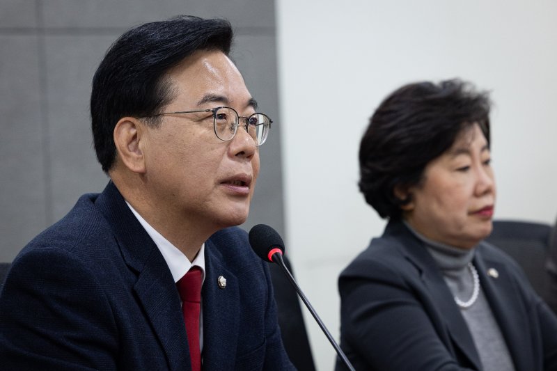 송언석 국민의힘 원내대표가 4일 서울 여의도 국회 의원회관에서 열린 특별재판부 설치 및 법왜곡죄 신설의 위헌성 긴급세미나에서 인사말을 하고 있다. 2025.12.4/뉴스1 ⓒ News1 유승관 기자