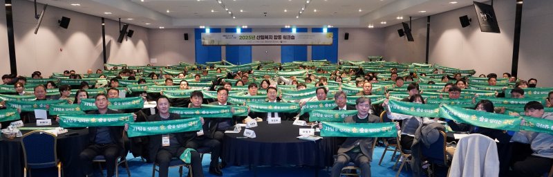 김인호 산림청장(가운데)이 충청남도 보령시에서 열린 ‘2025년 산림복지 합동 워크숍’에 참석해 기념사진을 촬영하고 있다. (산림청 제공.재판매 및 DB금지)/뉴스1