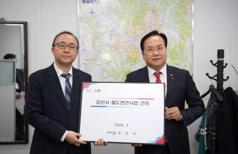 [오산=뉴시스] 이권재 시장이 지난 2024년 2월 국토교통부 철도국장에게 건의서를 전달한 모습 (사진=오산시 제공) 2025.12.05.photo@newsis.com