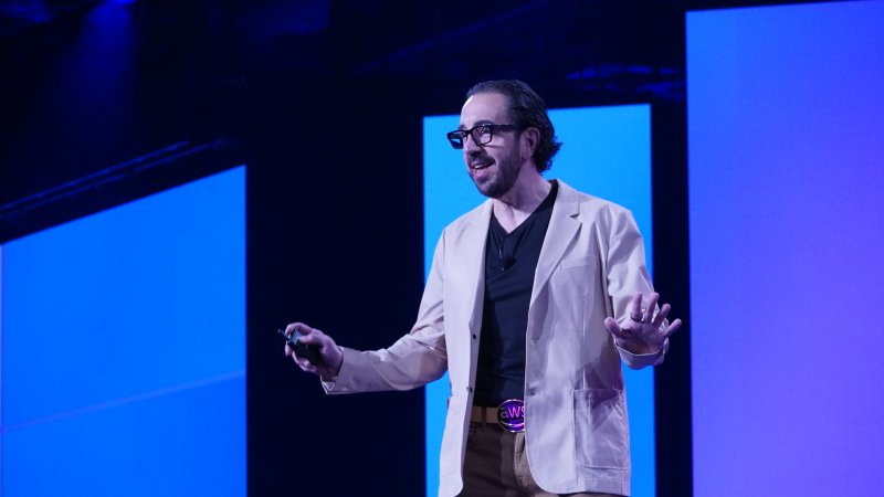 피터 드산티스 AWS 유틸리티 컴퓨팅 총괄 수석 부사장이 미국 라스베이거스에서 열린 리인벤트에서 그래비톤5를 소개 하고 있다(사진=AWS코리아 제공) *재판매 및 DB 금지