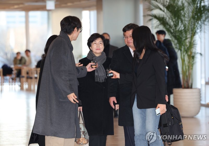 '김건희에 로저비비에 선물' 김기현 부인 특검 출석…묵묵부답