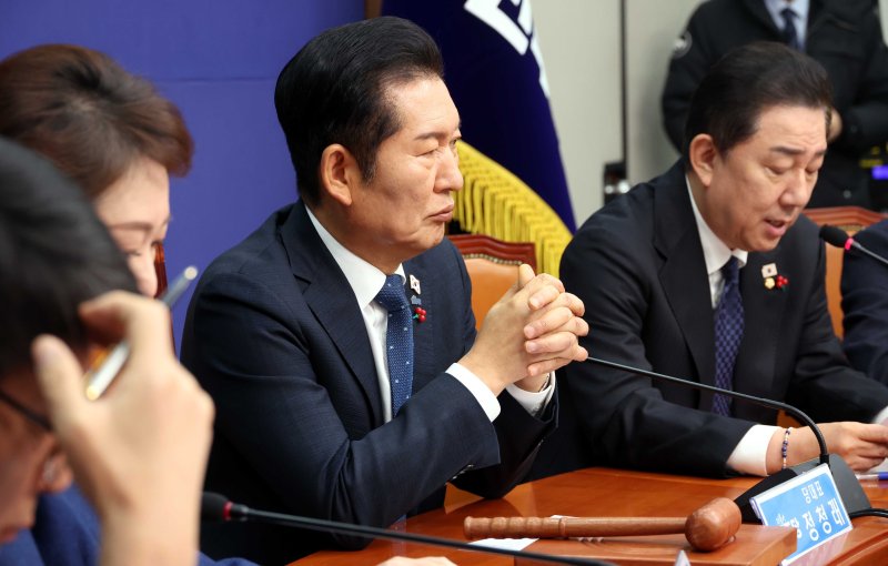 [서울=뉴시스] 조성봉 기자 = 정청래 더불어민주당 대표가 5일 오전 서울 여의도 국회에서 열린 최고위원회의에서 잠시 생각에 잠겨있다. 2025.12.05. suncho21@newsis.com