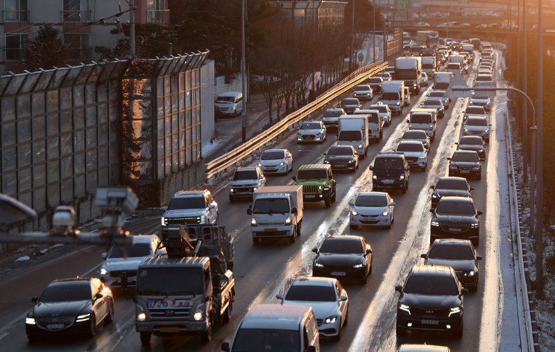 [서울=뉴시스] 김선웅 기자 = 5일 서울 강변북로에서 전날 내린 눈과 낮아진 기온으로 발생한 빙판으로 인해 차량이 서행하고 있다. 2025.12.05. mangusta@newsis.com