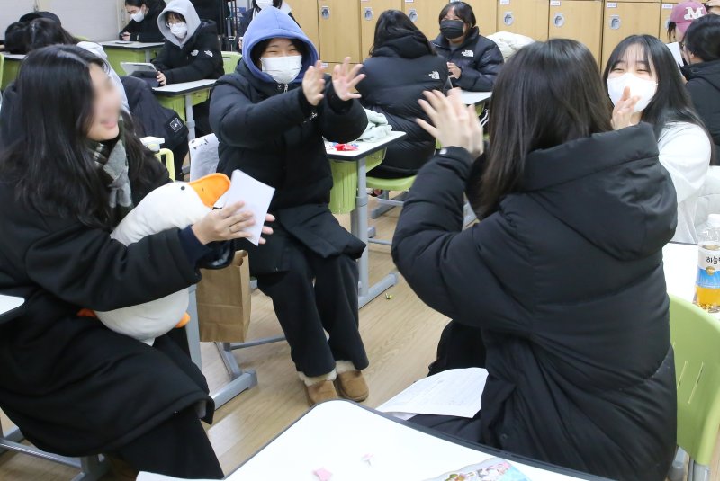 [청주=뉴시스] 서주영 기자 = 5일 충북 청주시 일신여자고등학교에서 학생들이 친구의 수능 성적을 듣고 축하해주고 있다. 2025.12.05. juyeong@newsis.com