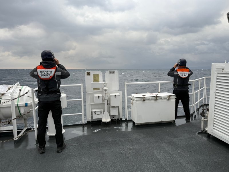 [제주=뉴시스] 제주해양경찰서가 3일 오전 제주 해상에서 실종 선원을 수색하고 있다. (사진=제주해양경찰서 제공) 2025.12.03. photo@newsis.com