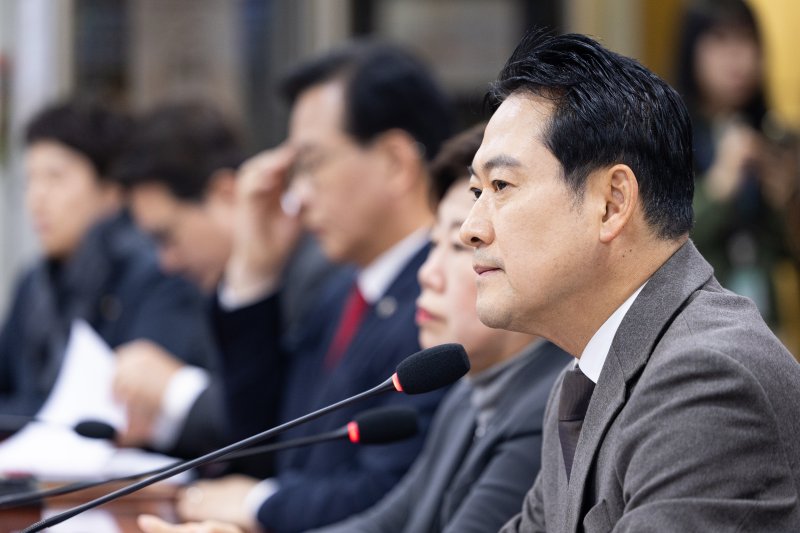 장동혁 국민의힘 대표가 지난 4일 서울 여의도 국회 의원회관에서 열린 특별재판부 설치 및 법왜곡죄 신설의 위헌성 긴급세미나에서 인사말을 하고 있다. 2025.12.4/뉴스1 ⓒ News1 유승관 기자