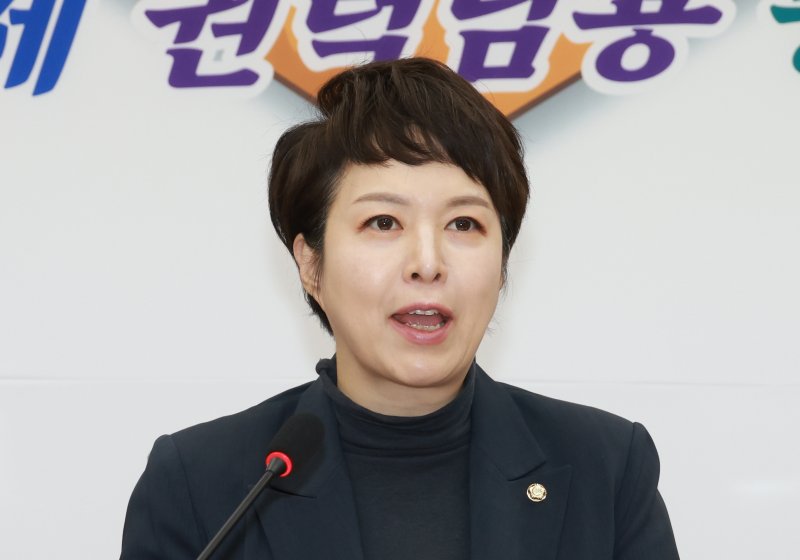 [서울=뉴시스] 고승민 기자 = 김은혜 국민의힘 의원이 10일 서울 여의도 국회에서 서울 및 성남 등 지역 당협위원장들과 10·15 부동산 대책 관련 기자회견을 하고 있다. 2025.11.10. kkssmm99@newsis.com