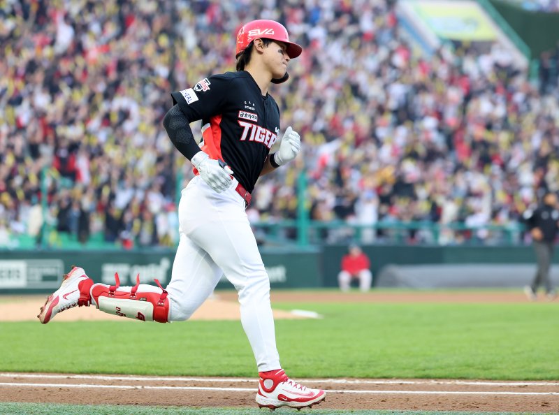 [인천=뉴시스] 이영환 기자 = 11일 오후 인천 미추홀구 SSG랜더스필드에서 열린 2025 프로야구 KIA 타이거즈와 SSG 랜더스의 더블헤더 2차전 경기, 4회초 1사 주자없는 상황에서 KIA 김도영이 솔로 홈런을 날린 후 베이스를 돌고 있다. 2025.05.11. 20hwan@newsis.com