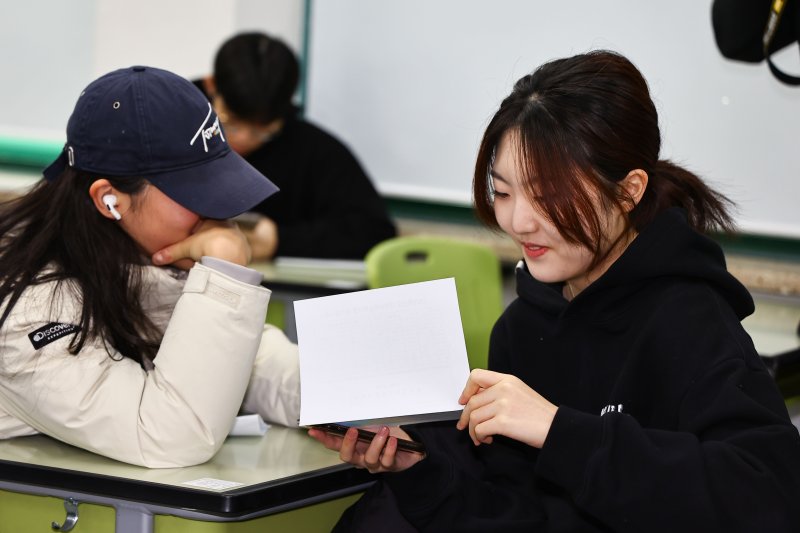 [서울=뉴시스] 홍효식 기자 = 2026학년도 대학수학능력시험(수능) 성적표가 배부된 5일 서울 광진구 광남고등학교에서 수험생들이 성적표를 확인하고 있다. (공동취재) 2025.12.05. photo@newsis.com