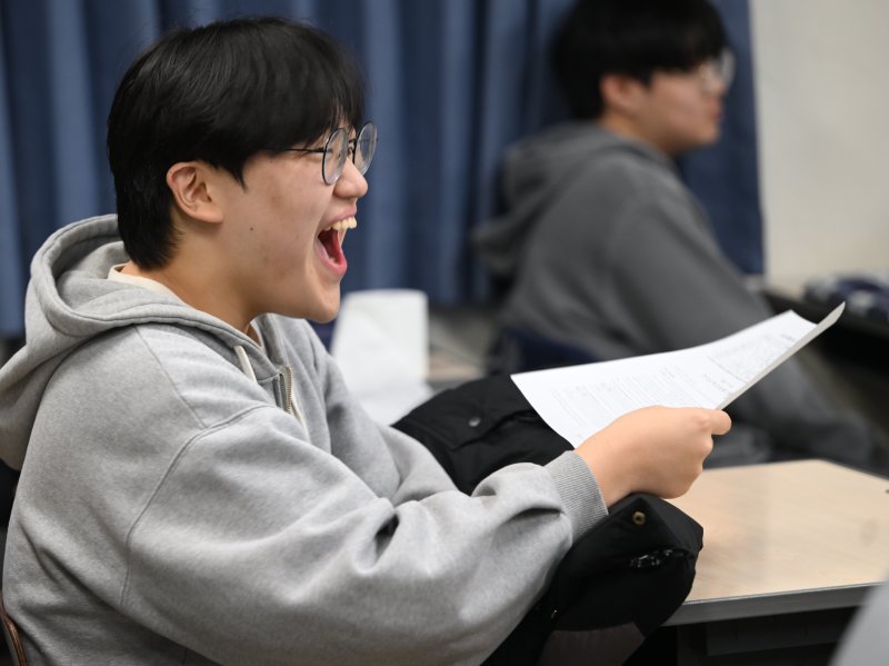 [광주=뉴시스] 이현행 기자 = 2026학년도 대학수학능력시험 성적표 배부일인 5일 오전 광주 서구 서석고등학교 교실에서 수험생이 성적표를 받고 환호하고 있다. 2025.12.05. lhh@newsis.com