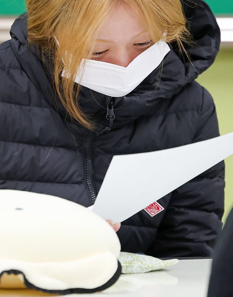 [대구=뉴시스] 이무열 기자 = 2026학년도 대학수학능력시험 성적표가 배부된 5일 대구 수성구 대구여자고등학교 3학년 교실에서 수험생들이 성적표를 살펴보고 있다. 2025.12.05. lmy@newsis.com