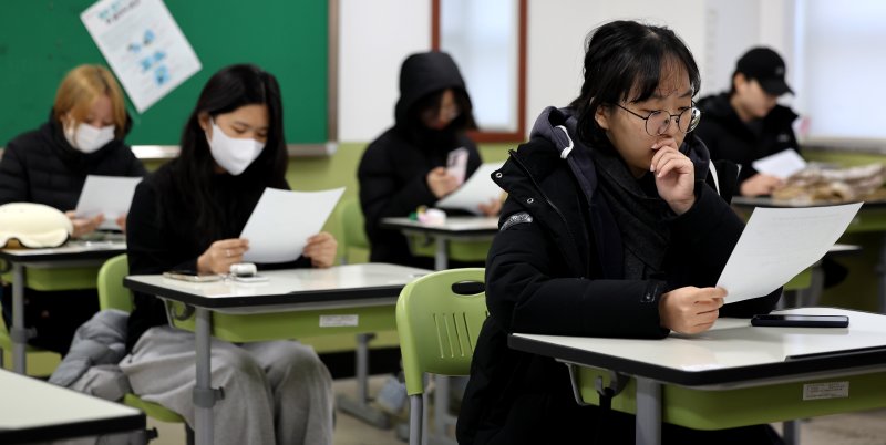 [대구=뉴시스] 이무열 기자 = 2026학년도 대학수학능력시험 성적표가 배부된 5일 대구 수성구 대구여자고등학교 3학년 교실에서 수험생들이 성적표를 살펴보고 있다. 2025.12.05. lmy@newsis.com