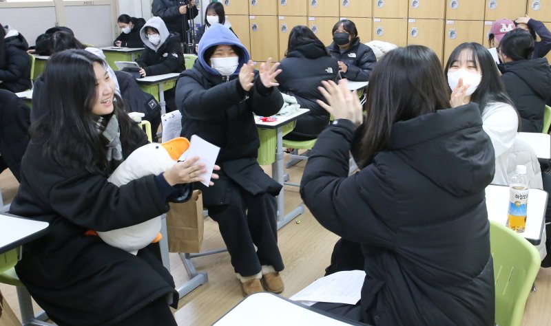 [청주=뉴시스] 서주영 기자 = 5일 충북 청주시 일신여자고등학교에서 학생들이 친구의 수능 성적을 듣고 축하해주고 있다. 2025.12.05. juyeong@newsis.com *재판매 및 DB 금지