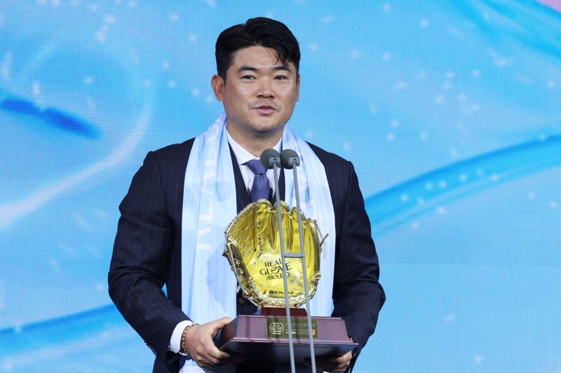 [서울=뉴시스] 권창회 기자 = 1일 서울 광진구 그랜드 워커힐 서울에서 열린 '2025 컴투스프로야구 리얼글러브 어워드'에서 구원투수상을 수상한 SSG랜더스 노경은이 수상소감을 밝히고 있다. 리얼글러브 어워드는 한국 프로야구 선수들이 직접 투표를 통해 동료 선수들의 활약을 평가하고 각 포지션별 최고의 선수를 선정하는 국내 유일의 선수 주도형 시상식이다. 2025.12.01. kch0523@newsis.com