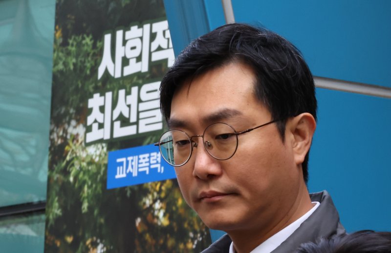 [서울=뉴시스] 장경태 더불어민주당 의원이 2일 서울경찰청 민원실 앞에서 자신을 성추행 의혹으로 고발한 고소인을 무고 및 폭행 등으로 고소·고발장 제출 후 생각에 잠겨 있다. 2025.12.02.