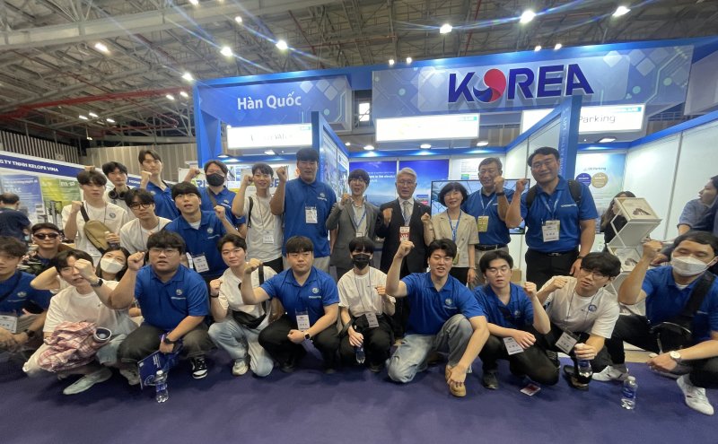 [거창=뉴시스] 경남 거창군 '베트남 승강기 엑스포 참가'. (사진=거창군 제공) 2025.12.05. photo@newsis.com *재판매 및 DB 금지