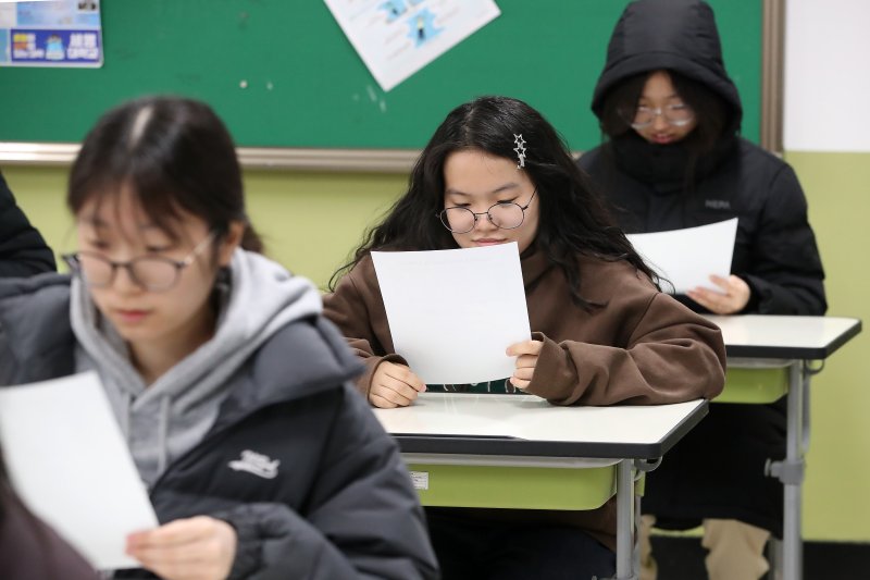 5일 오전 대구 수성구 대구여자고등학교에서 수능 성적표를 받은 고3 수험생들이 자신의 점수를 확인하고 있다. 2025.12.5/뉴스1 ⓒ News1 공정식 기자