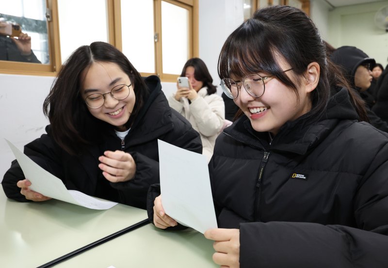 2025학년도 대학수학능력시험 성적표가 배부된 5일 오전 서울 광진구 광남고등학교에서 수능 성적표를 받은 고3 수험생들이 자신의 점수를 확인하고 있다. (공동취재) 2025.12.5/뉴스1 ⓒ News1 오대일 기자