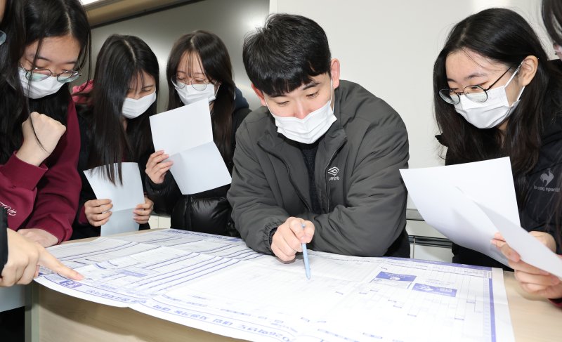 5일 오전 대전 중구 호수돈여자고등학교에서 수능 성적표를 받은 고3 수험생들이 담임교사와 진학 상담을 하고 있다. 2025.12.5/뉴스1 ⓒ News1 김기태 기자