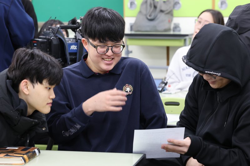 2025학년도 대학수학능력시험 성적표가 배부된 5일 오전 서울 광진구 광남고등학교에서 '수능 만점자' 왕정건 학생이 성적표를 확인하며 친구들의 축하를 받고 있다. (공동취재) ⓒ News1 오대일 기자