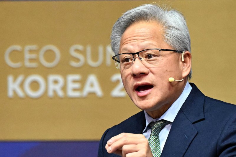 [경주=뉴시스] 추상철 기자 = 젠슨 황 엔비디아 최고경영자(CEO)가 31일 경북 경주예술의전당에서 열린 아시아태평양경제협의체(APEC) CEO 서밋에서 특별세션 기조연설을 하고 있다. (자료사진) 2025.10.31. photo@newsis.com