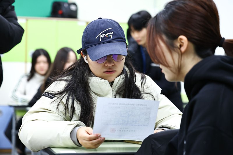 2025학년도 대학수학능력시험 성적표가 배부된 5일 오전 서울 광진구 광남고등학교에서 수능 성적표를 받은 고3 수험생들이 자신의 점수를 확인하고 있다. (공동취재) 2025.12.5/뉴스1 ⓒ News1 오대일 기자