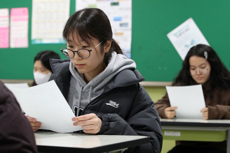 5일 오전 대구 수성구 대구여자고등학교에서 수능 성적표를 받은 고3 수험생들이 자신의 점수를 확인하고 있다. 2025.12.5/뉴스1 ⓒ News1 공정식 기자