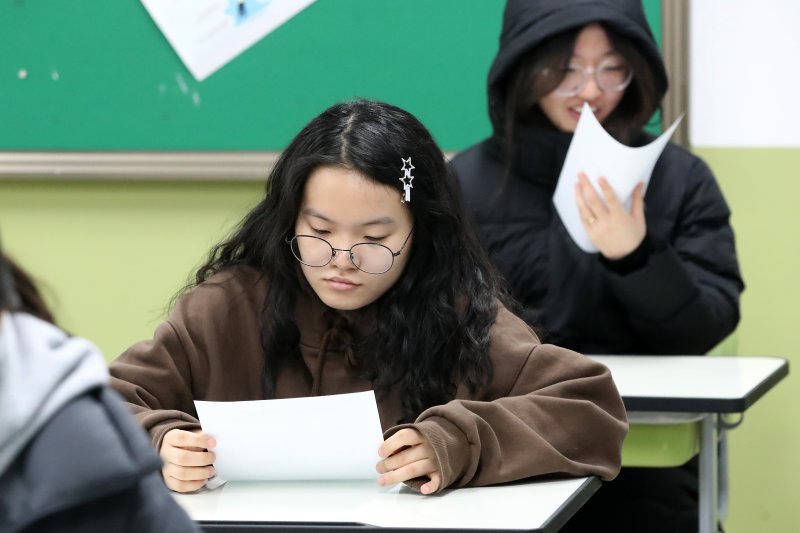 5일 오전 대구 수성구 대구여자고등학교에서 수능 성적표를 받은 고3 수험생들이 자신의 점수를 확인하고 있다. 2025.12.5/뉴스1 ⓒ News1 공정식 기자
