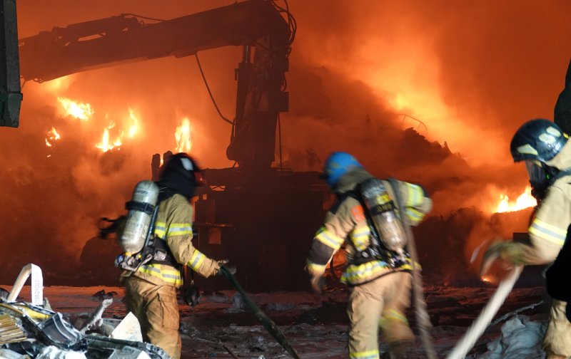 [제주=뉴시스] 오영재 기자 = 4일 오후 6시31분께제주시 노형동 소재 자원순환시설 화재 현장에서 소방당국이 진압 활동에 나서고 있다. 소방당국은 이날 오후 관할 소방서 인력과 장비를 모두 동원하는 대응 1단계를 발령했다. 2025.12.04. oyj4343@newsis.com