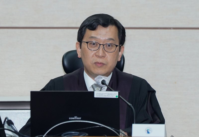 [서울=뉴시스] 사진공동취재단 = 한덕수 전 국무총리의 '내란 우두머리 방조 혐의' 첫 공판이 열린 지난 9월30일 서울 서초구 서울중앙지법에서 이진관 부장판사가 발언하고 있다. 2025.09.30. photo@newsis.com