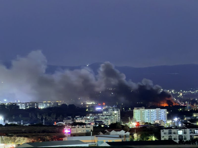 4일 오후 6시31분쯤 제주시 노형동 자원순환관리시설에서 화재가 발생해 검은 연기가 치솟고 있다.(독자 제공. 재판매 및 DB금지) 2025.12.4/뉴스1