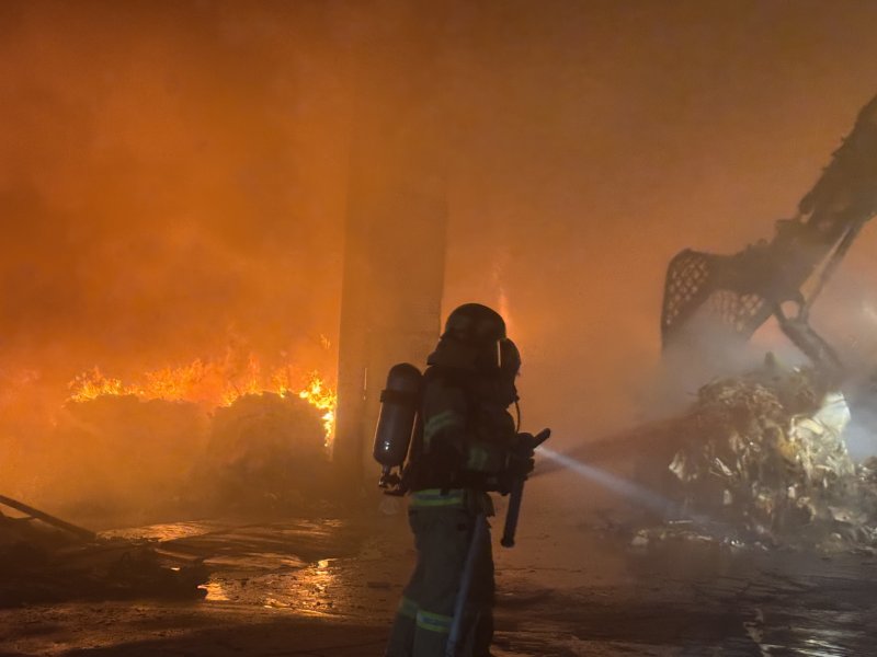4일 오후 6시31분쯤 제주시 노형동 자원순환관리시설에서 화재가 발생해 소방당국이 ‘대응 1단계‘를 발령하고 진압 중이다.(제주도소방안전본부 제공. 재판매 및 DB금지) 2025.12.4/뉴스1