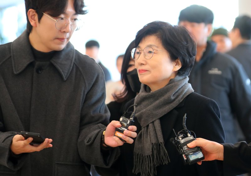 [서울=뉴시스] 김혜진 기자 = 김건희 여사에게 부정한 청탁과 함께 로저비비에 클러치백을 선물했다는 의혹을 받는 국민의힘 김기현 의원의 배우자 이모씨가 5일 서울 종로구 KT광화문빌딩 웨스트에 마련된 김건희 여사 관련 의혹을 수사하는 민중기 특별검사 사무실에 출석하고 있다. 2025.12.05. jini@newsis.com