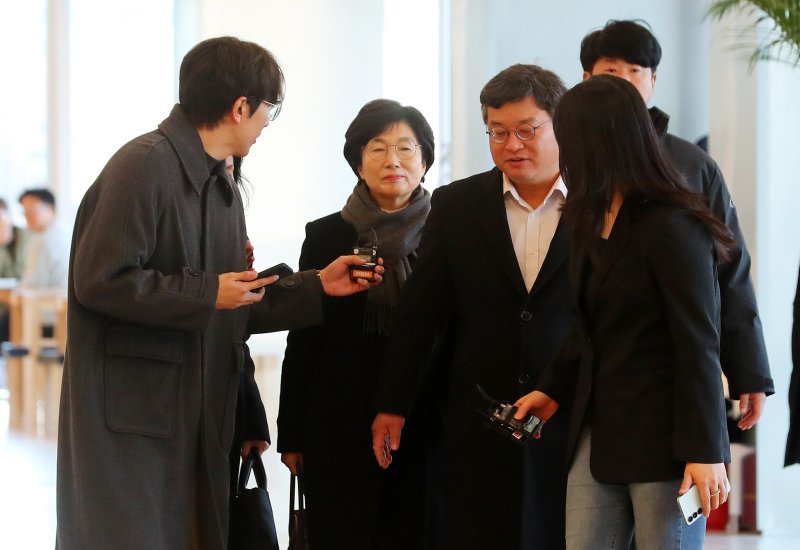 [서울=뉴시스] 김혜진 기자 = 김건희 여사에게 부정한 청탁과 함께 로저비비에 클러치백을 선물했다는 의혹을 받는 국민의힘 김기현 의원의 배우자 이모씨가 5일 서울 종로구 KT광화문빌딩 웨스트에 마련된 김건희 여사 관련 의혹을 수사하는 민중기 특별검사 사무실에 출석하고 있다. 2025.12.05. jini@newsis.com