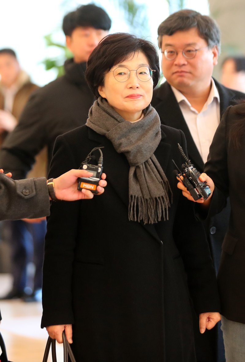 [서울=뉴시스] 김혜진 기자 = 김건희 여사에게 부정한 청탁과 함께 로저비비에 클러치백을 선물했다는 의혹을 받는 국민의힘 김기현 의원의 배우자 이모씨가 5일 서울 종로구 KT광화문빌딩 웨스트에 마련된 김건희 여사 관련 의혹을 수사하는 민중기 특별검사 사무실에 출석하고 있다. 2025.12.05. jini@newsis.com