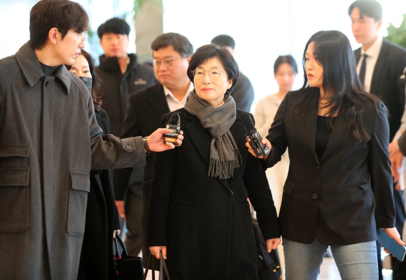 [서울=뉴시스] 김혜진 기자 = 김건희 여사에게 부정한 청탁과 함께 로저비비에 클러치백을 선물했다는 의혹을 받는 국민의힘 김기현 의원의 배우자 이모씨가 5일 서울 종로구 KT광화문빌딩 웨스트에 마련된 김건희 여사 관련 의혹을 수사하는 민중기 특별검사 사무실에 출석하고 있다. 2025.12.05. jini@newsis.com