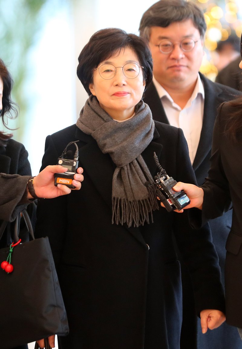 [서울=뉴시스] 김혜진 기자 = 김건희 여사에게 부정한 청탁과 함께 로저비비에 클러치백을 선물했다는 의혹을 받는 국민의힘 김기현 의원의 배우자 이모씨가 5일 서울 종로구 KT광화문빌딩 웨스트에 마련된 김건희 여사 관련 의혹을 수사하는 민중기 특별검사 사무실에 출석하고 있다. 2025.12.05. jini@newsis.com