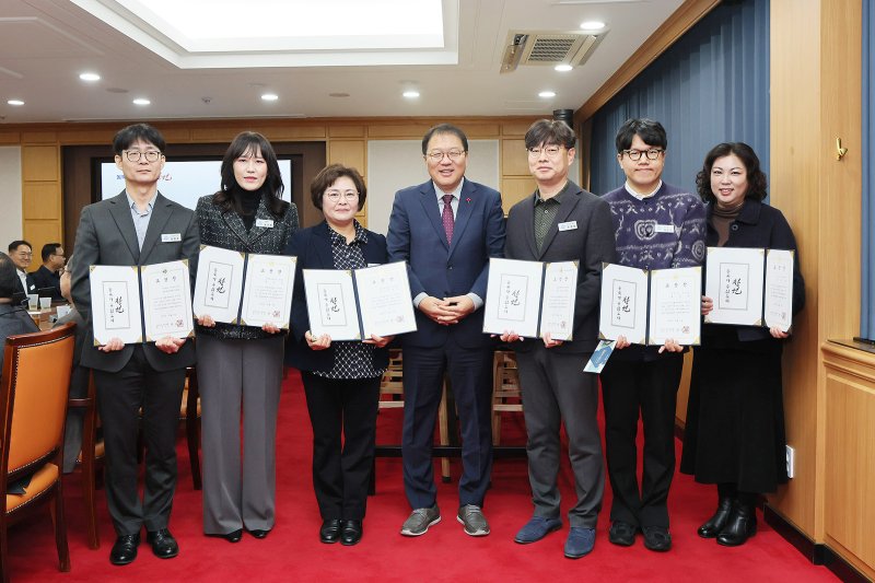 장금용 경남 창원시장 권한대행이 5일 11월 시청 시정회의실에서 11월 이달의 우수공무원 표창 수상자들과 기념촬영을 하고 있다. (사진=창원시청 제공). 2025.12.05. photo@newsis.com *재판매 및 DB 금지