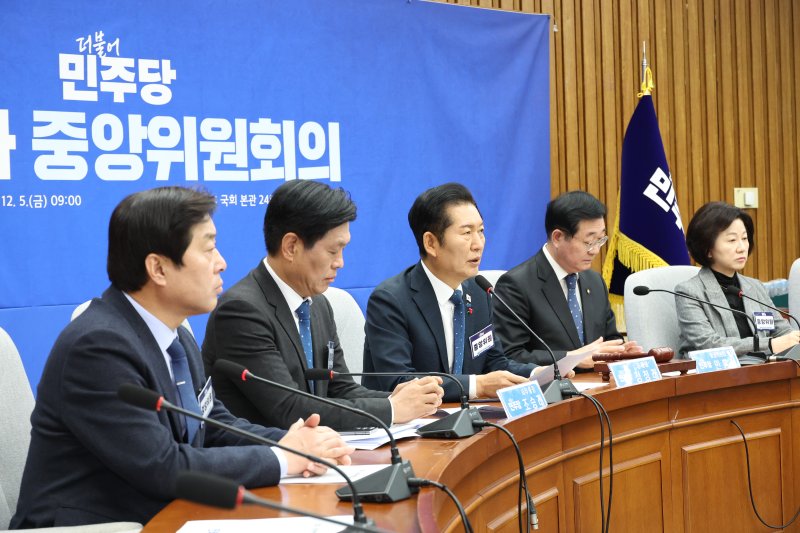 [서울=뉴시스] 김금보 기자 = 정청래 더불어민주당 대표가 5일 서울 여의도 국회에서 열린 제3차 중앙위원회의에서 발언을 하고 있다. 2025.12.05. kgb@newsis.com