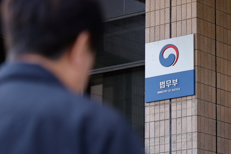 경기 정부과천청사 법무부에 직원들이 출입하고 있다./뉴스1 ⓒ News1 안은나 기자