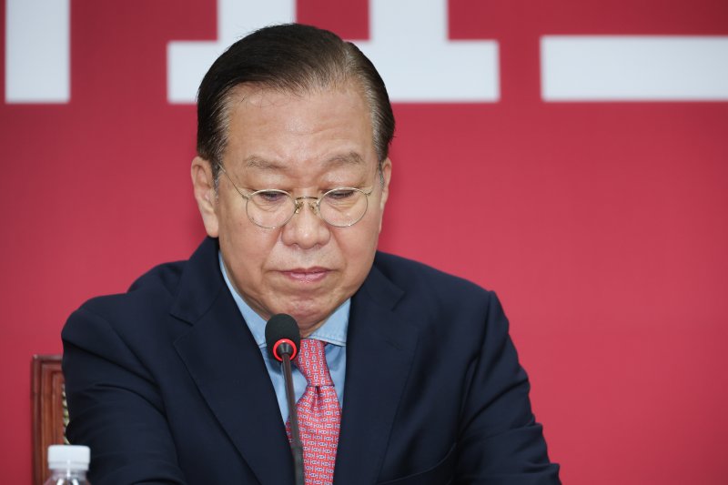 권영세 국민의힘 비상대책위원장이 10일 서울 여의도 국회에서 김문수 대통령 후보 자격 취소·한덕수 예비후보 입당 및 대선후보 등록 과정에 대해 기자회견을 하고 있다. 2025.5.10/뉴스1 ⓒ News1 안은나 기자