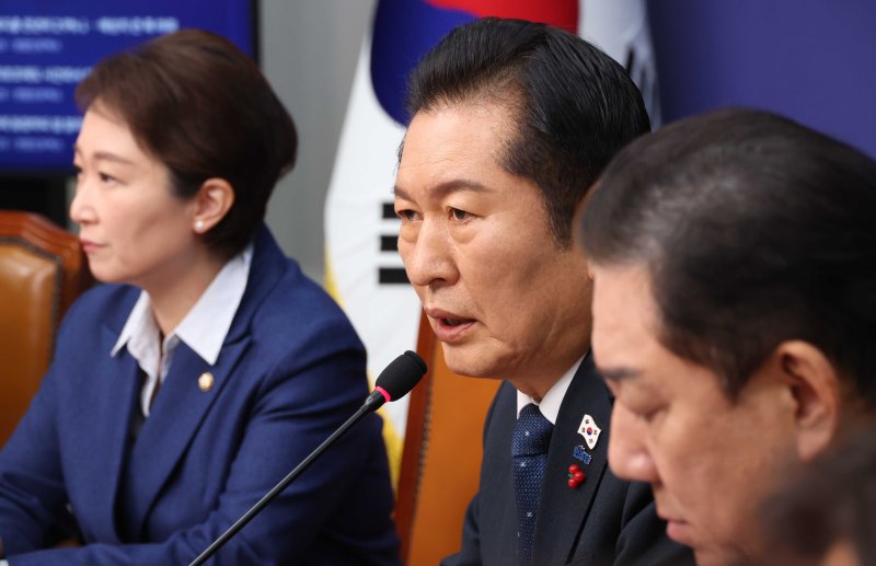 [서울=뉴시스] 조성봉 기자 = 정청래 더불어민주당 대표가 5일 오전 서울 여의도 국회에서 열린 최고위원회의에서 발언을 하고 있다. 2025.12.05. suncho21@newsis.com