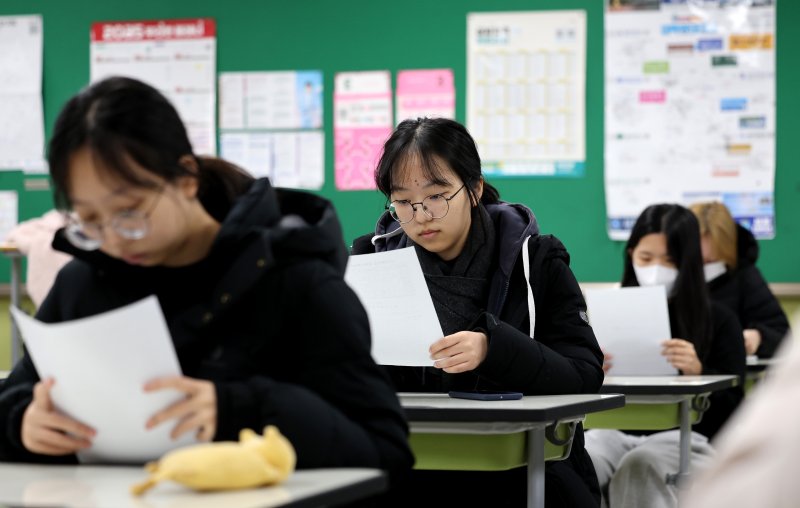 [대구=뉴시스] 이무열 기자 = 2026학년도 대학수학능력시험 성적표가 배부된 5일 대구 수성구 대구여자고등학교 3학년 교실에서 수험생들이 성적표를 살펴보고 있다. 2025.12.05. lmy@newsis.com