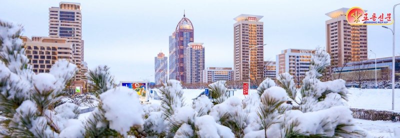 (평양 노동신문=뉴스1) = 북한 노동당 기관지 노동신문은 5일 수도 평양에 첫눈이 내렸다는 소식을 전했다. [국내에서만 사용가능. 재배포 금지. DB 금지. For Use Only in the Republic of Korea. Redistribution Prohibited] rodongphoto@news1.kr