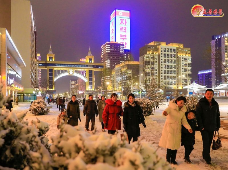 (평양 노동신문=뉴스1) = 북한 노동당 기관지 노동신문은 5일 수도 평양에 첫눈이 내렸다는 소식을 전했다. [국내에서만 사용가능. 재배포 금지. DB 금지. For Use Only in the Republic of Korea. Redistribution Prohibited] rodongphoto@news1.kr