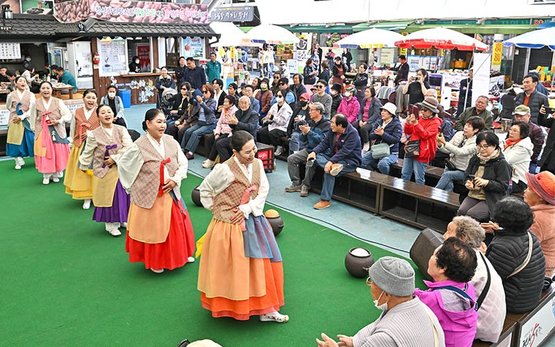 '전국구' 전통시장으로 알려진 정선5일장 시장에서 흥겨운 공연이 펼쳐지고 있다.(사진=정선군 제공) *재판매 및 DB 금지