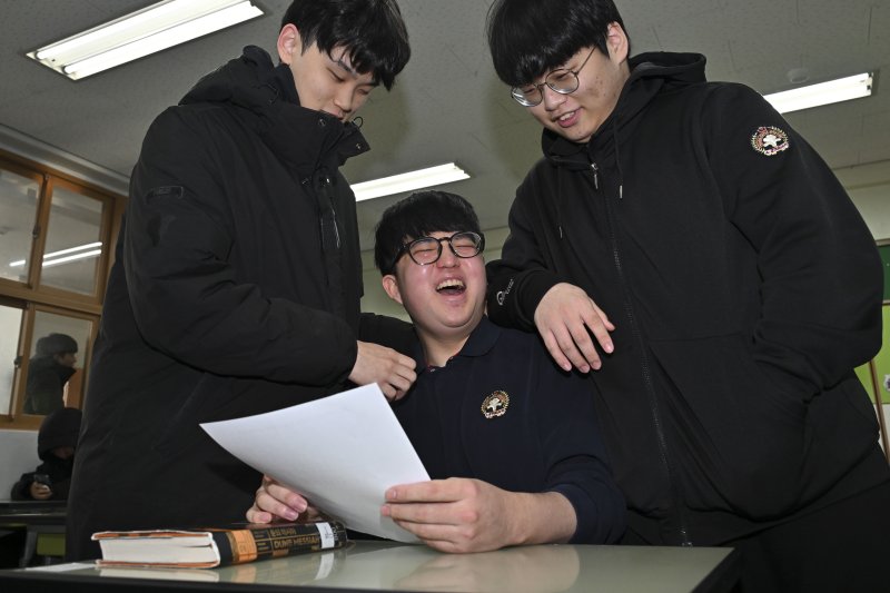 [서울=뉴시스] 홍효식 기자 = 2026학년도 대학수학능력시험(수능) 성적표가 배부된 5일 서울 광진구 광남고등학교에서 수험생들이 성적표를 확인하고 있다. (공동취재) 2025.12.05. photo@newsis.com