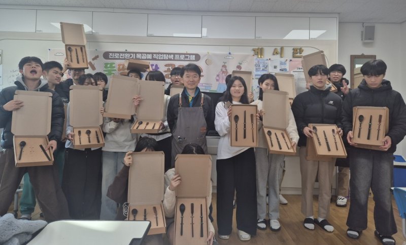 [산청=뉴시스] 신안청소년문화의집 직업탐색 프로그램 뚝딱뚝딱 공작소 (사진=산청군 제공) 2025. 12. 05. photo@newsis.com *재판매 및 DB 금지